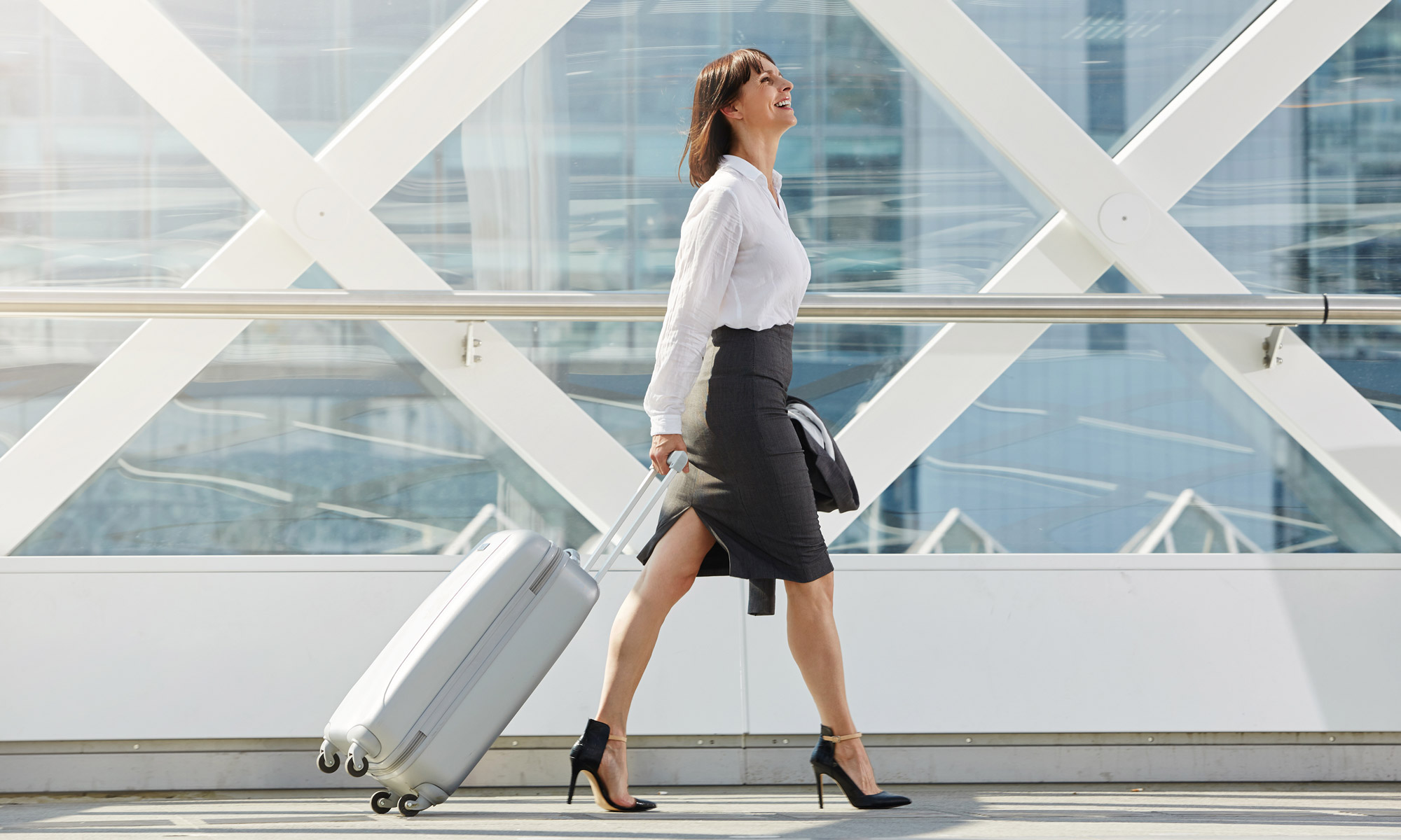 Полный боковой. Бизнесвумен идет. Business trip девушка. Business woman with Suitcase. Женщина идет, планирует.